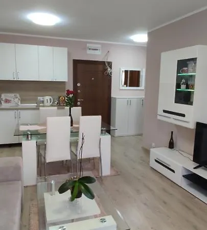 Luxury And Stylish Apartment, Metro Station Obelya Apartament *